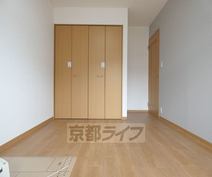 京都府京都市上京区元誓願寺通千本東入元4丁目の賃貸マンションの居間