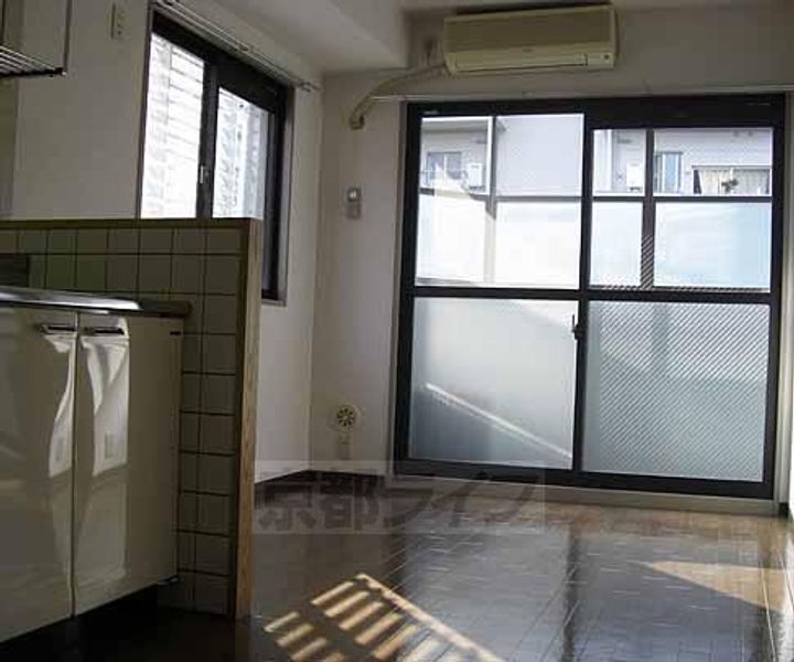 ソルレヴェンテ奥村202の居間