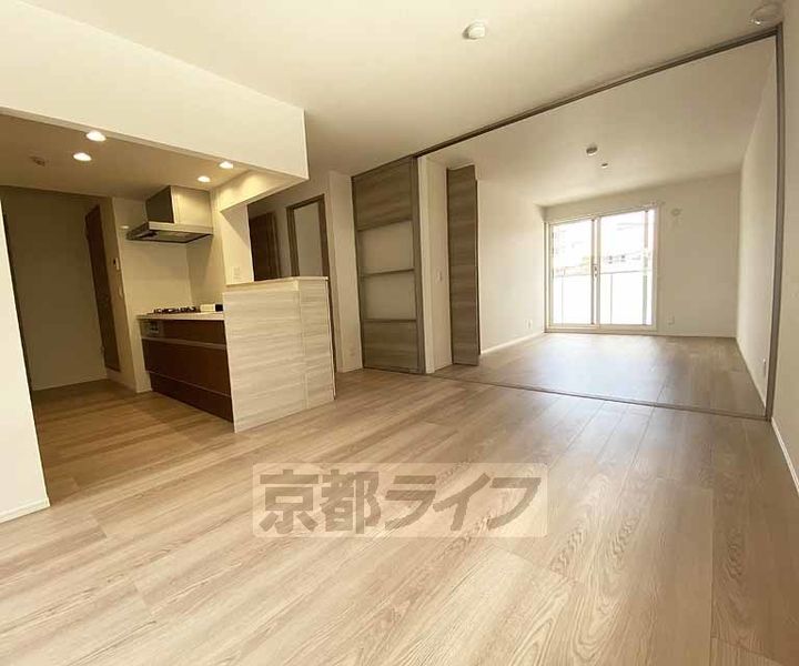 京都府京都市右京区梅津構口町の賃貸アパートの居間