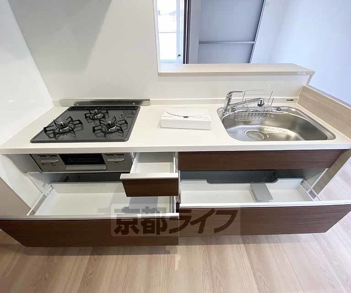 京都府京都市右京区梅津構口町の賃貸アパートのキッチン
