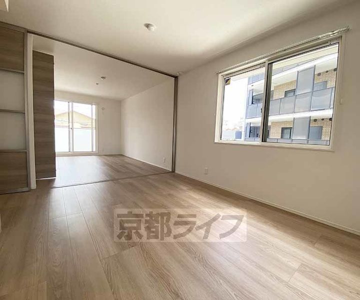 京都府京都市右京区梅津構口町の賃貸アパートの居間