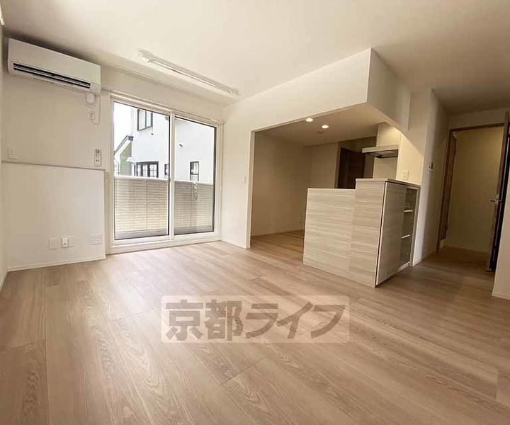 京都府京都市右京区梅津構口町の賃貸アパートの居間