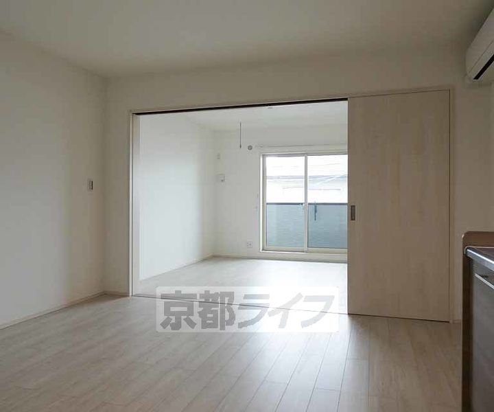 京都府京都市伏見区下中町の賃貸アパートの居間