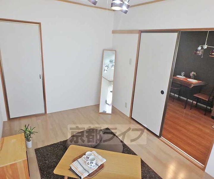 京都府京都市西京区山田平尾町の賃貸アパートの居間
