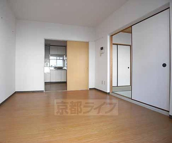 京都府京都市西京区山田北山田町の賃貸マンションの居間