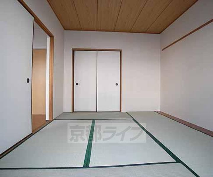 京都府京都市西京区山田北山田町の賃貸マンションの居間