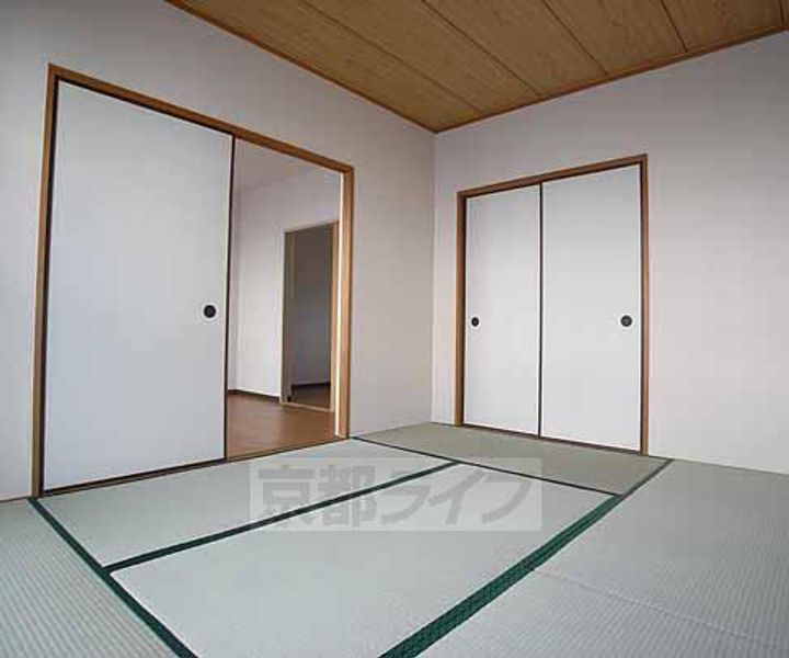京都府京都市西京区山田北山田町の賃貸マンションの居間