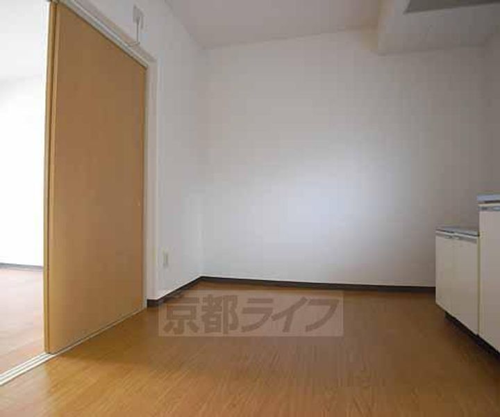 京都府京都市西京区山田北山田町の賃貸マンションの居間