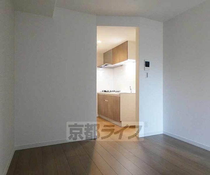 セレニティ伏見桃山303の居間