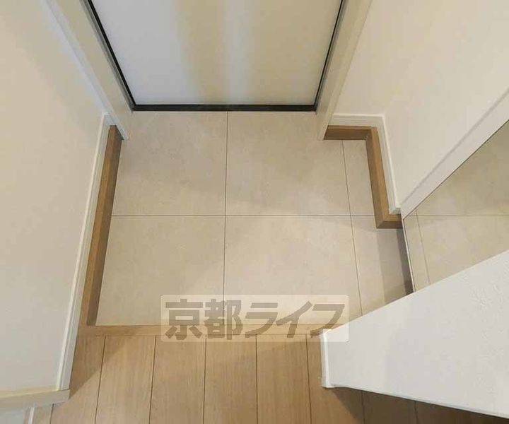 セレニティ伏見桃山303の玄関