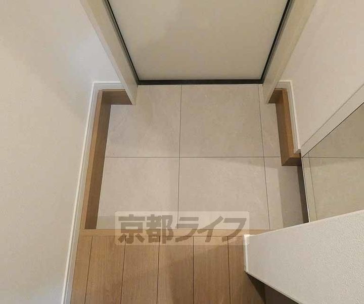 セレニティ伏見桃山101の玄関