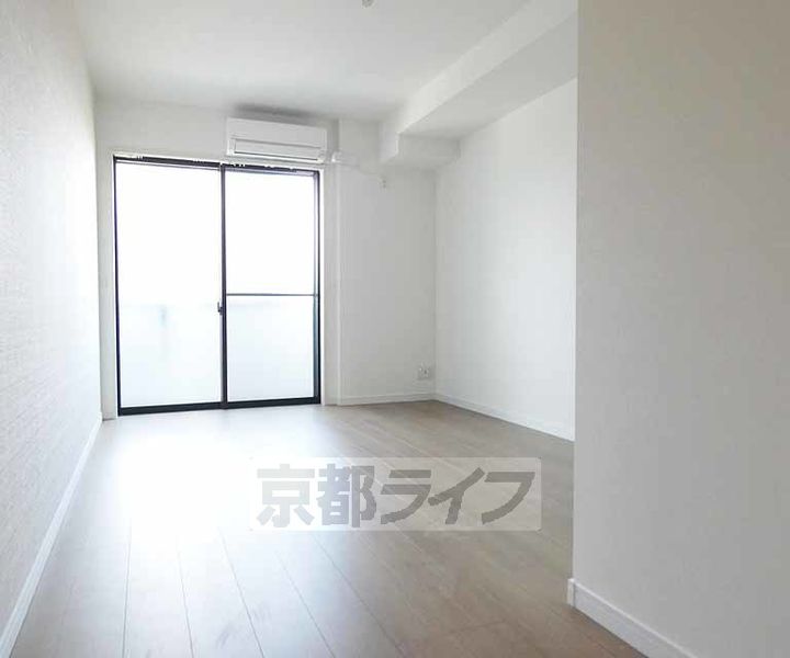 セレニティ伏見桃山101の居間