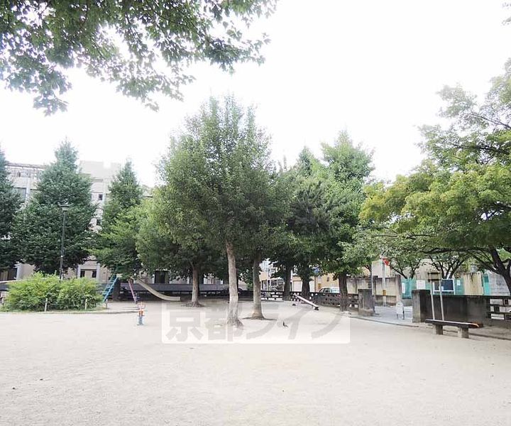 サードサークル2の周辺