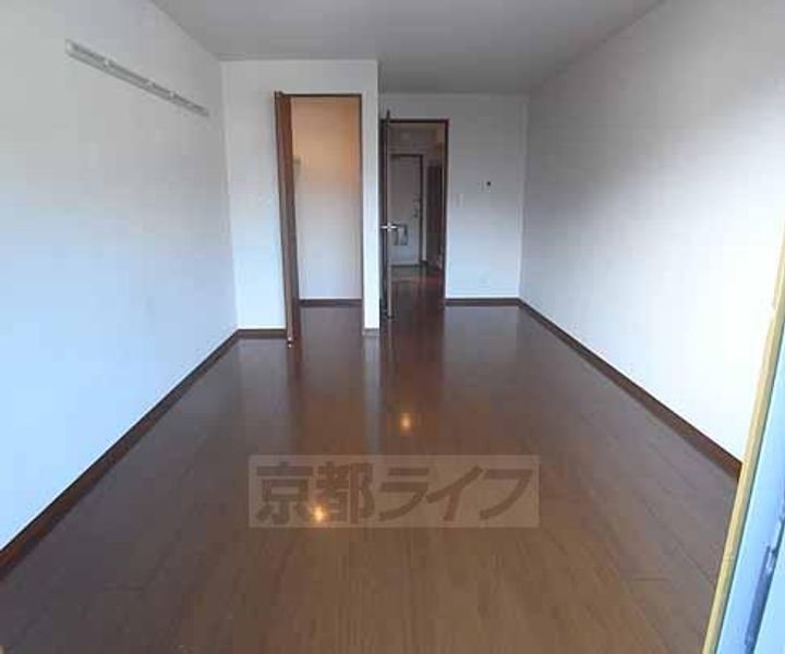 京都府京都市山科区安朱桟敷町の賃貸アパートの居間