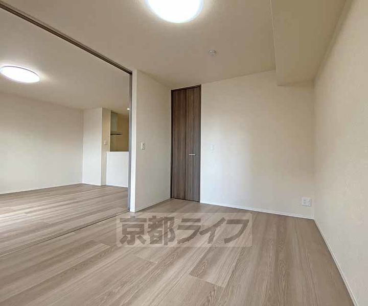 京都府京都市北区大宮北箱ノ井町の賃貸アパートの居間