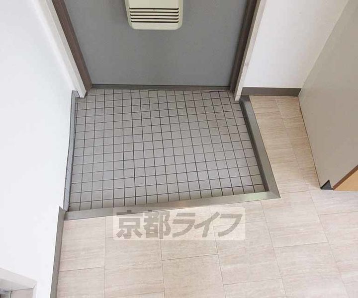 第二ふもとビル302の玄関