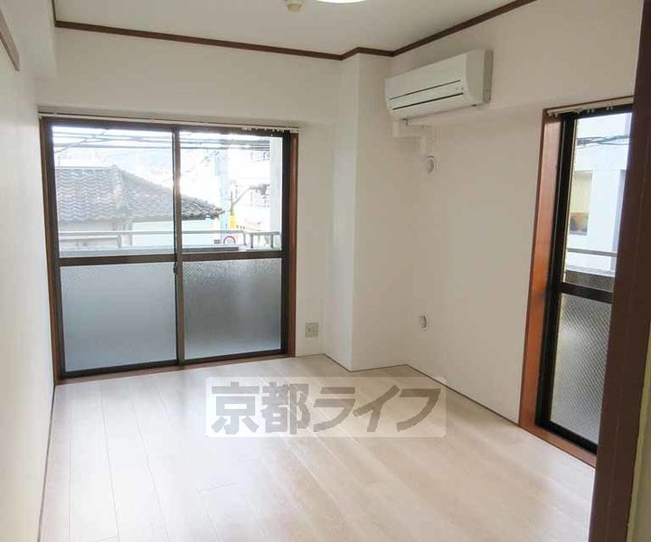 京都府京都市山科区竹鼻竹ノ街道町の賃貸マンションの居間