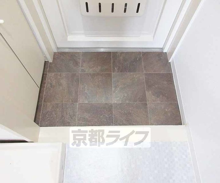 京都府京都市山科区竹鼻竹ノ街道町の賃貸マンションの玄関