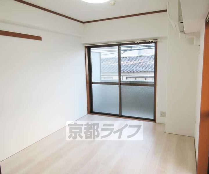 京都府京都市山科区竹鼻竹ノ街道町の賃貸マンションの居間