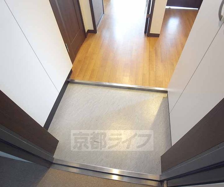 音羽ハイツの玄関