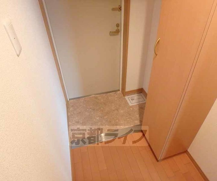 大阪府枚方市田口1丁目の賃貸マンションの玄関