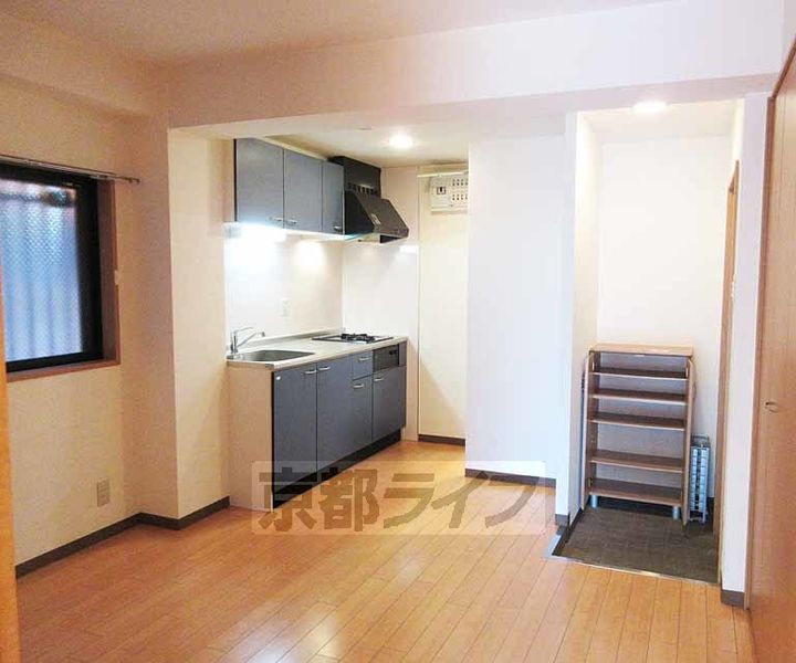 プレステージ琴弾山301の居間