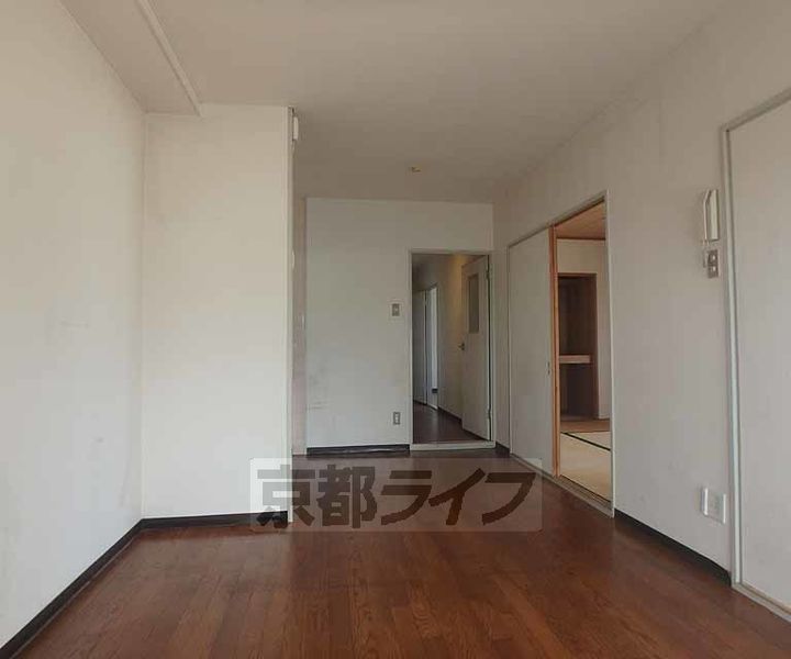 大阪府枚方市津田元町1丁目の賃貸マンションの居間