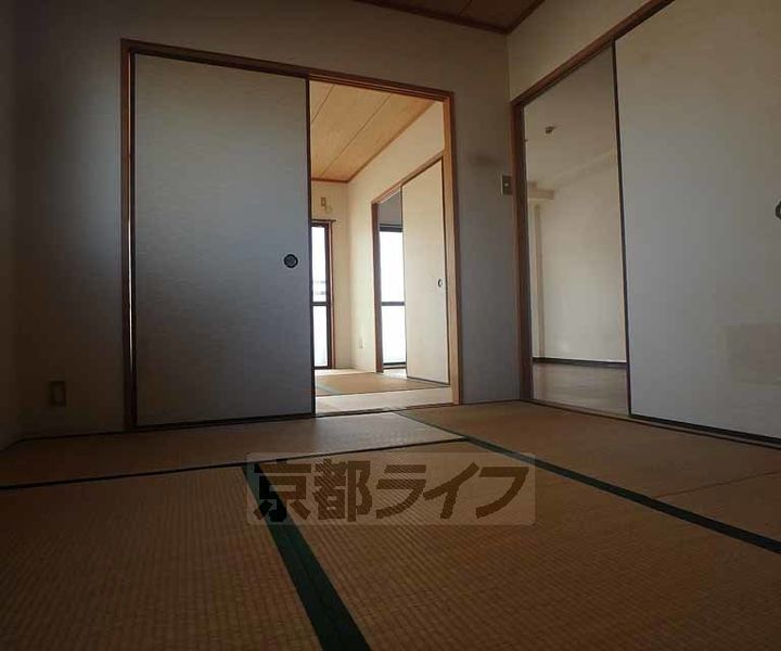 大阪府枚方市津田元町1丁目の賃貸マンションの居間
