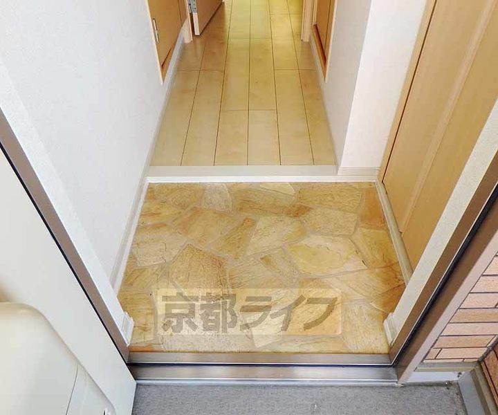 大阪府枚方市田口2丁目の賃貸マンションの玄関