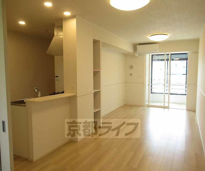 チャロズ コート102の居間