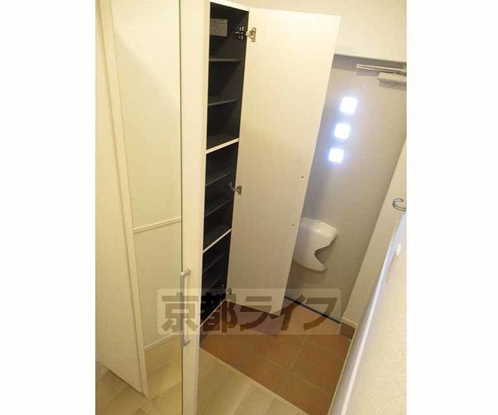 チャロズ コート102の玄関