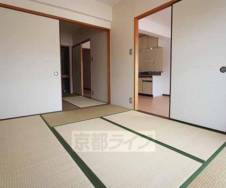 R−court YAMASIRO303の居間