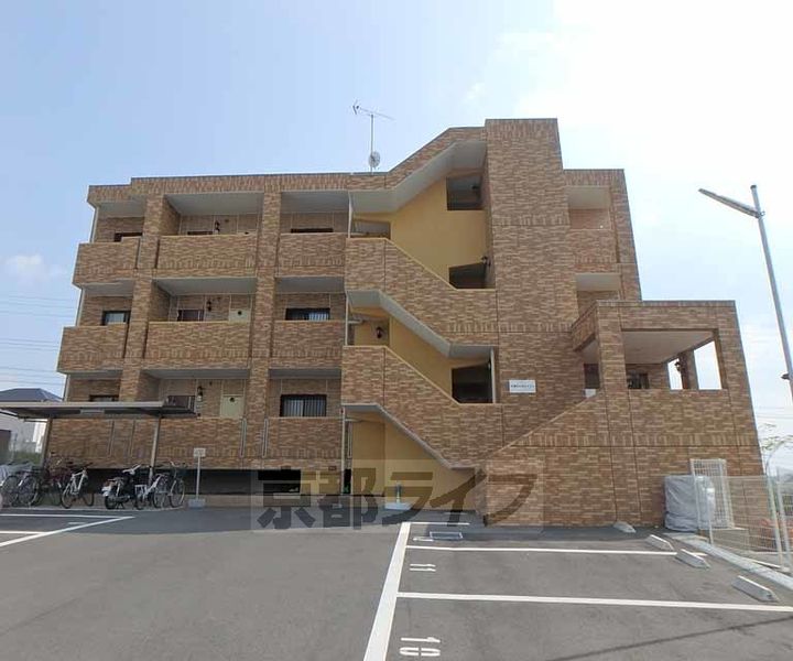 京都府木津川市城山台10丁目の賃貸マンションの外観
