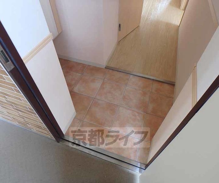 京都府木津川市城山台10丁目の賃貸マンションの玄関