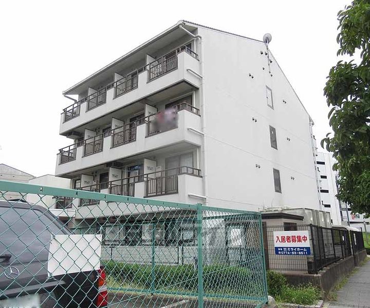 京都府京田辺市山手東1丁目の賃貸マンションの外観
