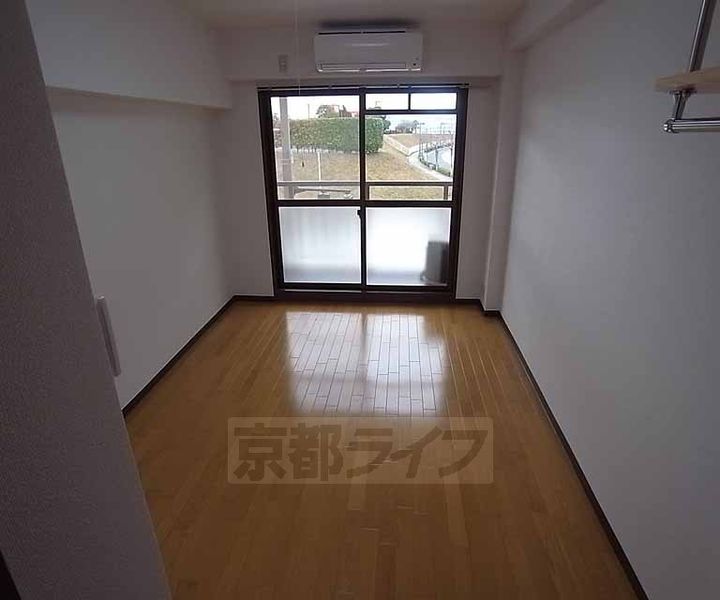 京都府京田辺市山手東1丁目の賃貸マンションの居間