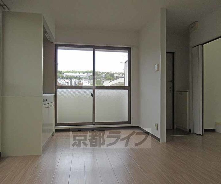 京都府京田辺市大住責谷の賃貸マンションの居間