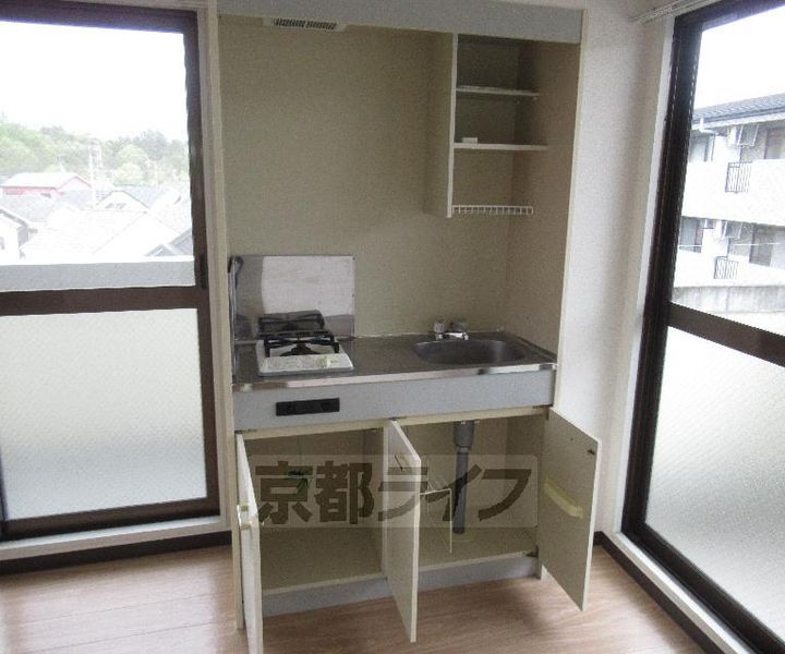 京都府京田辺市大住責谷の賃貸マンションのキッチン