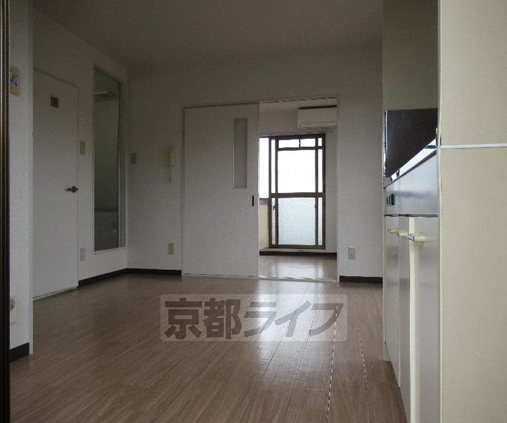 京都府京田辺市大住責谷の賃貸マンションの居間