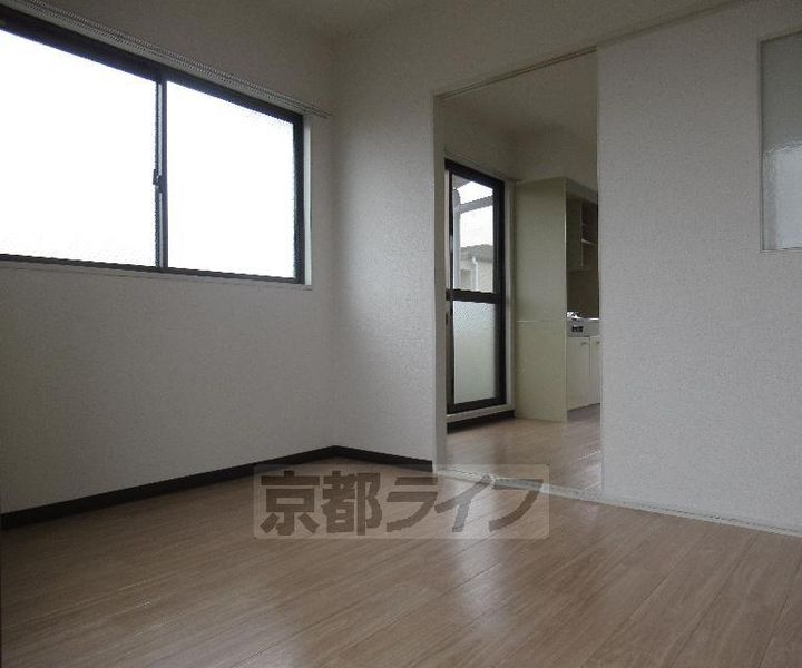 京都府京田辺市大住責谷の賃貸マンションの居間