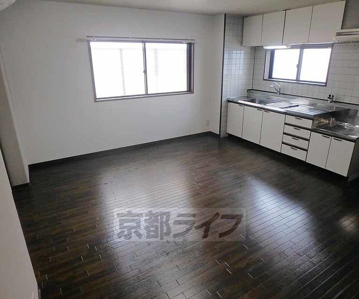 京都府長岡京市友岡2丁目の賃貸マンションの居間
