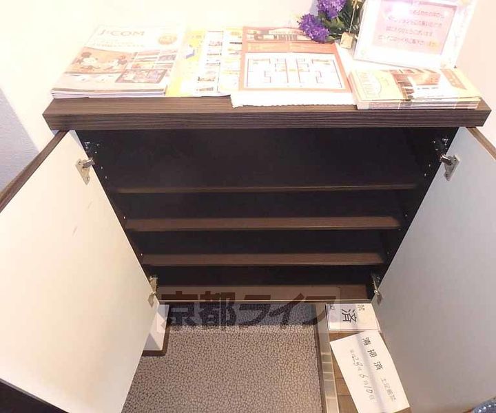 京都府長岡京市友岡2丁目の賃貸マンションの玄関