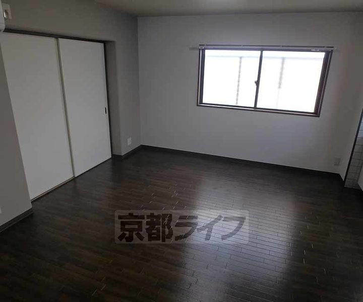 京都府長岡京市友岡2丁目の賃貸マンションの居間