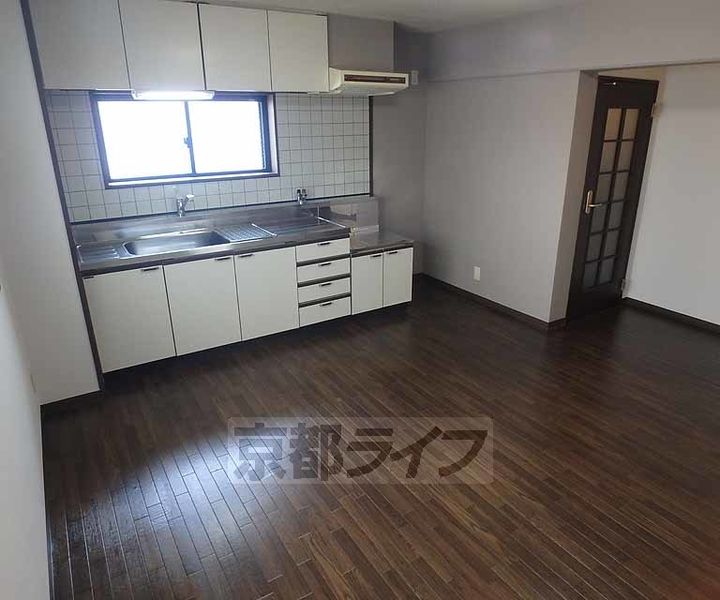 京都府長岡京市友岡2丁目の賃貸マンションの居間