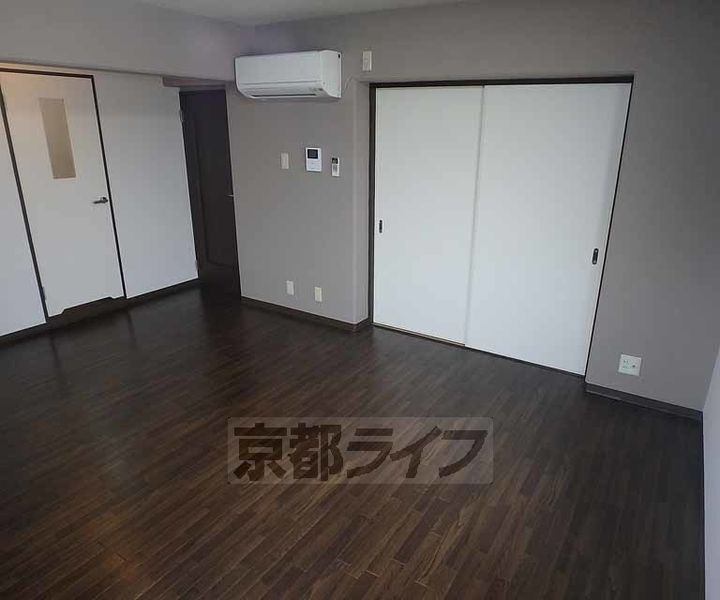 京都府長岡京市友岡2丁目の賃貸マンションの居間