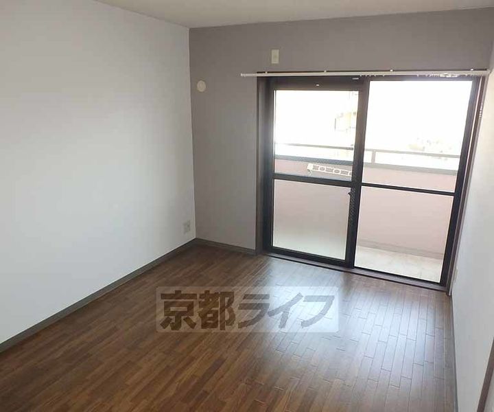 京都府長岡京市友岡2丁目の賃貸マンションの居間