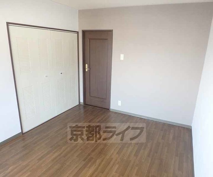 京都府長岡京市友岡2丁目の賃貸マンションの居間