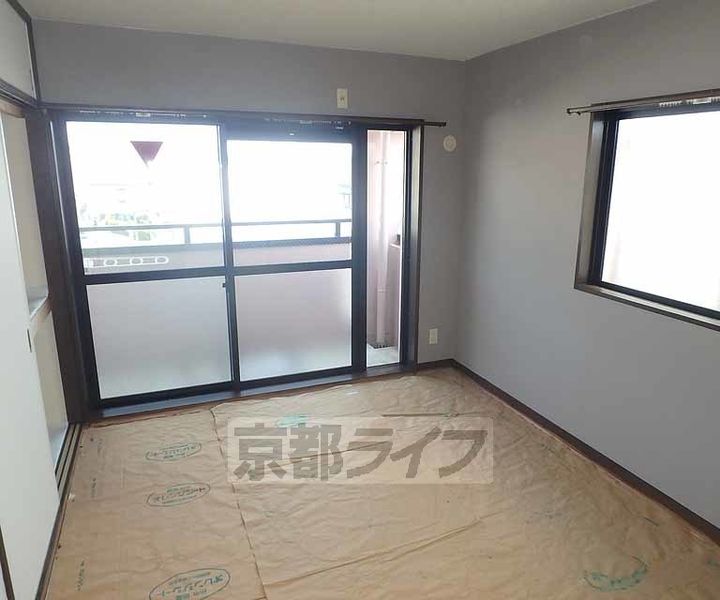 京都府長岡京市友岡2丁目の賃貸マンションの居間