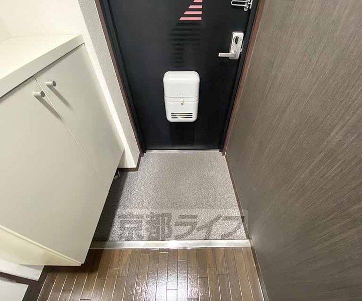 京都府長岡京市友岡2丁目の賃貸マンションの玄関