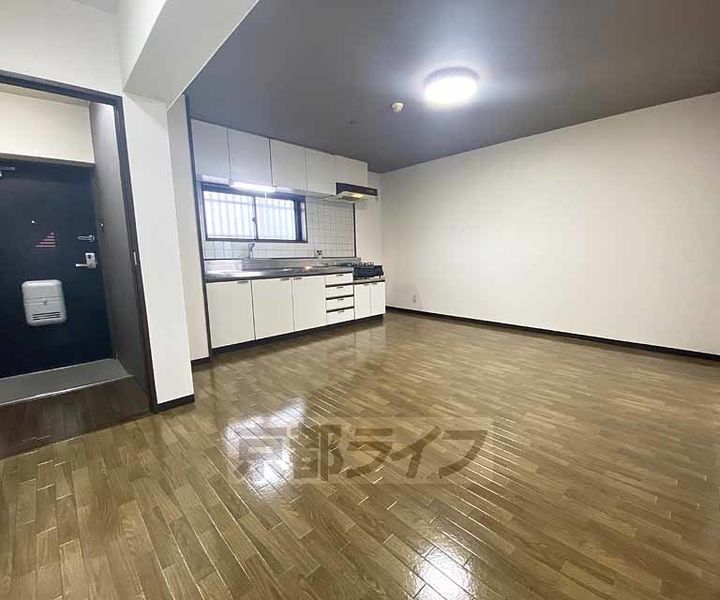 京都府長岡京市友岡2丁目の賃貸マンションの居間